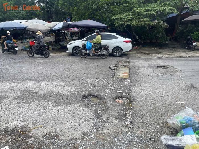 Thường xuyên đi qua tuyến đường để đến trường, em Nguyễn Minh Quân, sinh viên Trường Đại học Mỏ - Địa chất, cho biết nhiều đoạn trên tuyến đã xuống cấp từ lâu. "Những hôm trời mưa em phải đi rất chậm vì nhiều hố bị nước che khuất, nếu không chú ý rất dễ va phải hoặc bị trượt ngã", Quân chia sẻ.