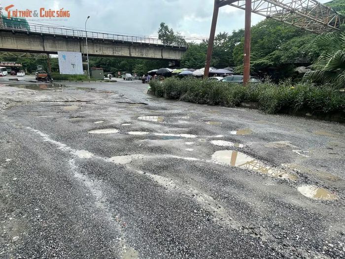 Không chỉ mặt đường hư hỏng, nhiều đoạn còn xuất hiện tình trạng đất đá, vật liệu rơi vãi và rác thải tồn đọng. Những yếu tố này khiến diện mạo tuyến đường trở nên nhếch nhác và ảnh hưởng đến môi trường xung quanh.