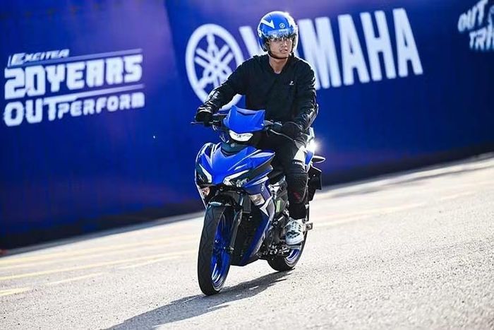 Yamaha Exciter 155 VVA – TCS sở hữu khối động cơ 155,1 cc VVA kết hợp hộp số 6 cấp mang đến cảm giác vận hành mượt mà và liền mạch.