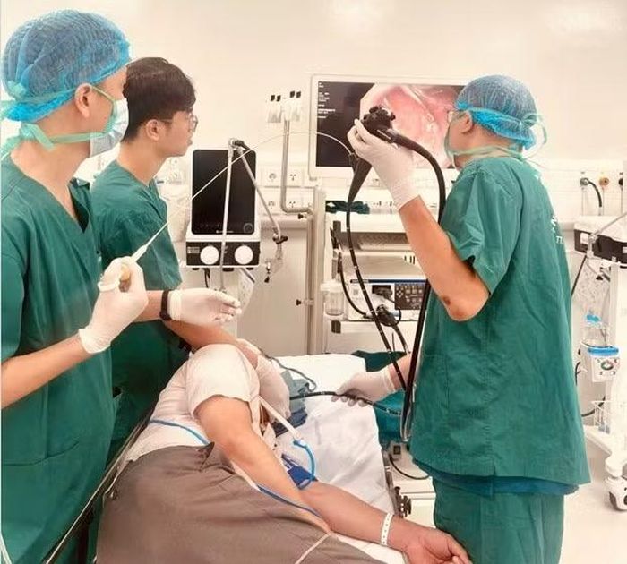 BS. Nguyễn Thế Phương cùng ê-kíp can thiệp thành công cho người bệnh- Ảnh BVCC