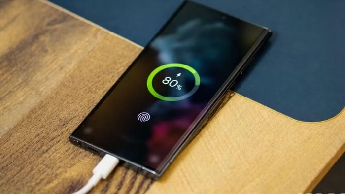 Duy trì mức sạc hợp lý thay vì luôn cố gắng đạt 100% giúp giảm tốc độ chai pin trên iPhone.