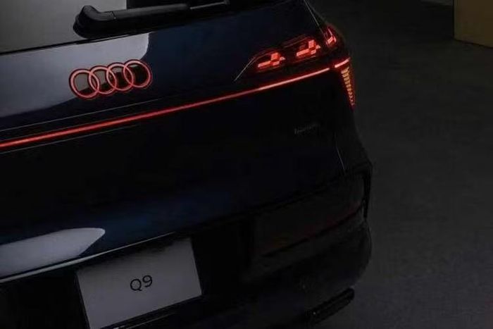 Điểm nhấn đáng chú ý là cụm đèn hậu OLED kỹ thuật số dạng cong 3D. Thiết kế này sử dụng các tấm kính mỏng ôm theo thân xe, giúp tăng khả năng nhận diện từ nhiều góc quan sát đồng thời tạo hiệu ứng ánh sáng đặc trưng vào ban đêm.