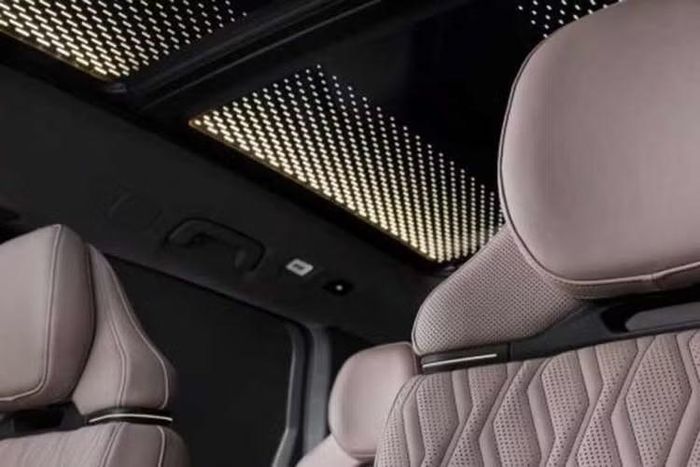 Tại thị trường châu Âu, Audi Q9 được giới thiệu với động cơ diesel I6 3.0L kết hợp công nghệ mild-hybrid và tăng áp điện, cho công suất 295 mã lực. Xe sở hữu hộp số tự động 8 cấp cùng hệ dẫn động bốn bánh toàn thời gian.