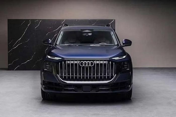 Ngoài ra, hãng xe sang Audi cũng trang bị cho Q9 2027 hệ thống cửa mở điện có thể mở tới 90 độ. Hệ thống tích hợp cảm biến chống va chạm và hỗ trợ điều khiển từ xa thông qua ứng dụng myAudi.
