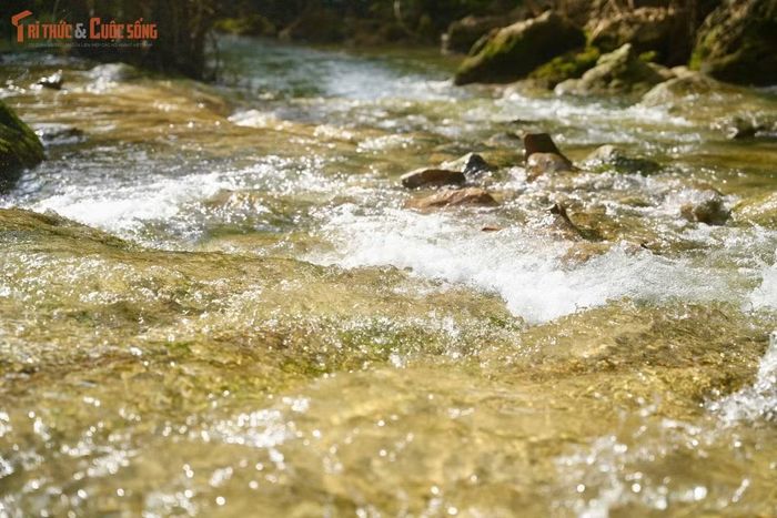 Dòng thác Khe Dầu cao hơn 30m tung bọt trắng xóa giữa vách đá phủ rêu xanh và rừng cây cổ thụ.