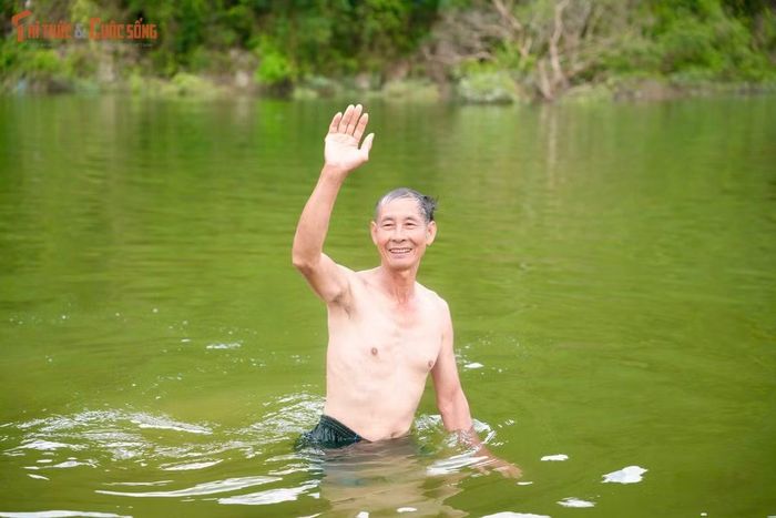 Du khách trải nghiệm chèo bè tre và chèo SUP thả mình giữa không gian nước trời bao la tại Đồng Lâm.
