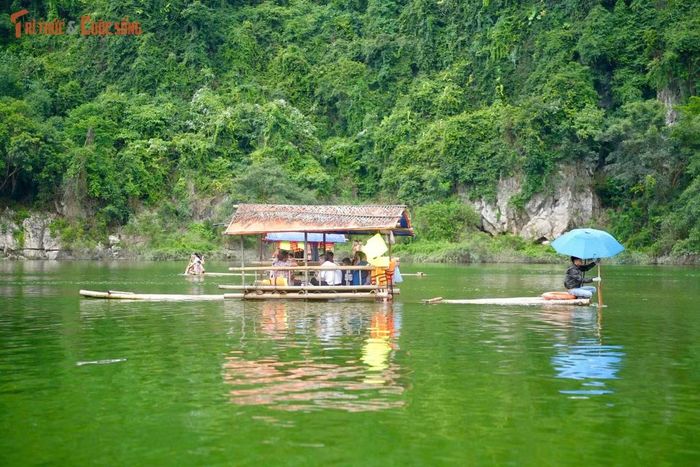 Thảo nguyên Đồng Lâm mùa nước ngập với làn nước xanh ngắt như ngọc bích phản chiếu những dãy núi đá vôi