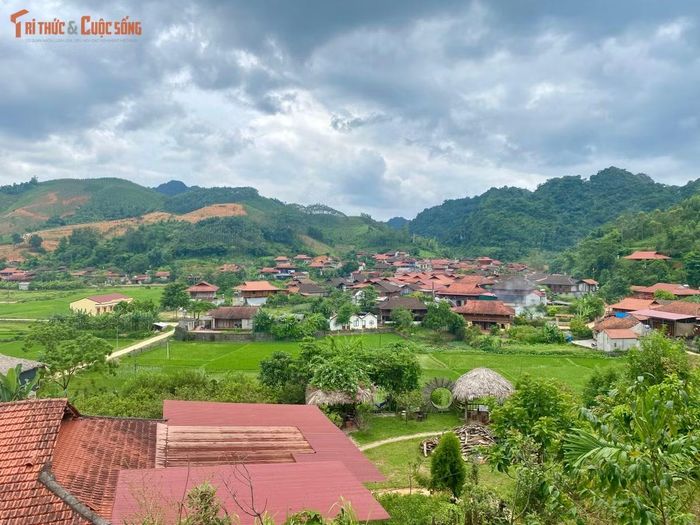 Khung cảnh làng du lịch cộng đồng Hữu Liên bình yên với những mái nhà sàn truyền thống của người dân bản địa.