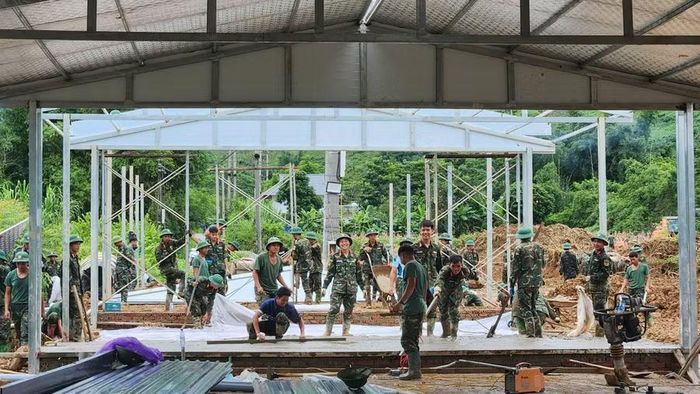  Cán bộ, chiến sĩ Bộ Chỉ huy Quân sự tỉnh Lai Châu dồn sức thi công nhà ở cho người dân. 