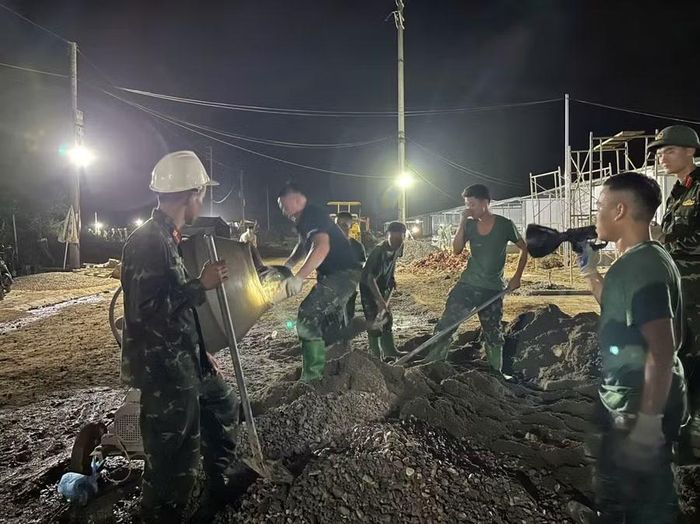 Đêm trên công trường điểm tái định cư Sân Bay vẫn sáng đèn.