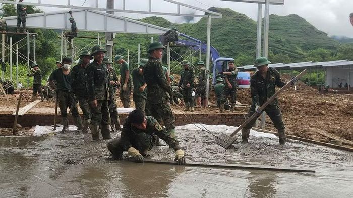 Tinh thần lao động khẩn trương với mong muốn người dân sớm có nhà để ổn định cuộc sống.