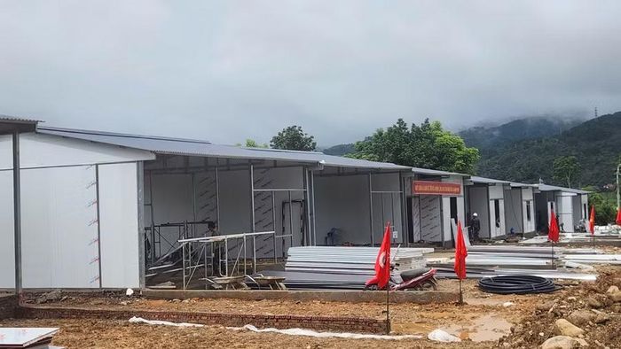 Những ngôi nhà mới đang dần được hình thành, mở ra hy vọng mới cho người dân vùng lũ Mường Than.