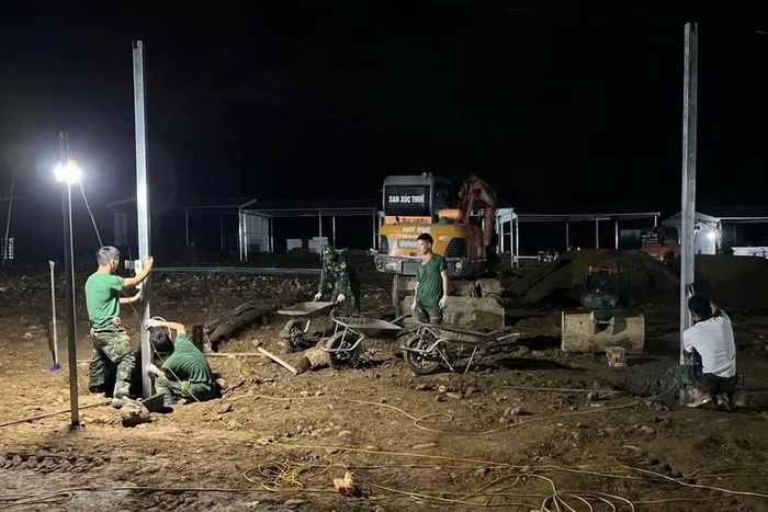 Lực lượng thi công xuyên đêm để đảm bảo tiến độ đề ra.