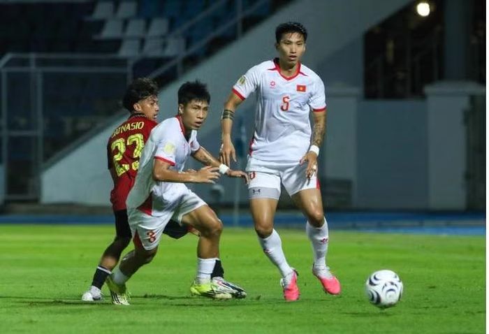 Tuyển Việt Nam tạm xếp thứ hai với 3 điểm nhưng đang thi đấu ít hơn đối thủ một trận. Ảnh: VFF.