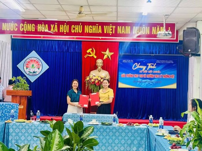 Bà Đỗ Thị Hoài Thương (bìa phải) trong chương trình ký kết kết nghĩa với Trường THCS Lý Thường Kiệt (phường Hòa Cường, TP Đà Nẵng).