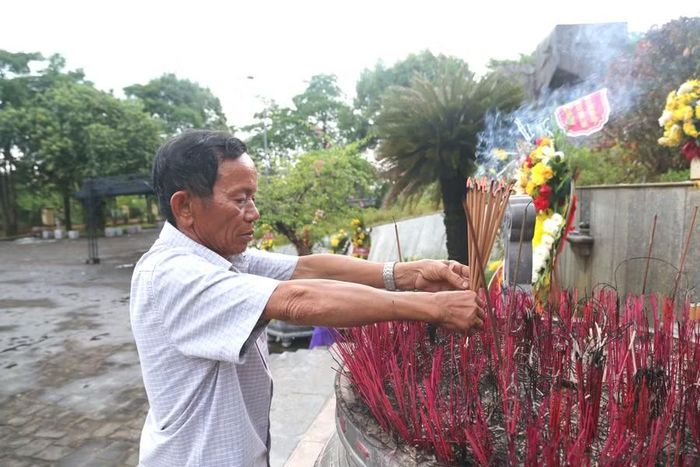 Ông Hà thắp hương tri ân liệt sĩ tại Đài tưởng niệm ở Nghĩa trang Liệt sĩ Vĩnh Linh.