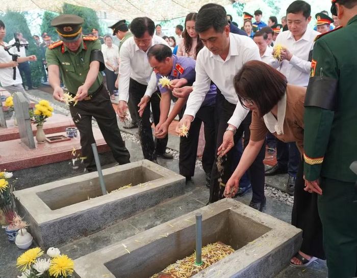 Lễ truy điệu và an táng 2 hài cốt liệt sĩ tại Nghĩa trang Liệt sĩ Độc Lập.