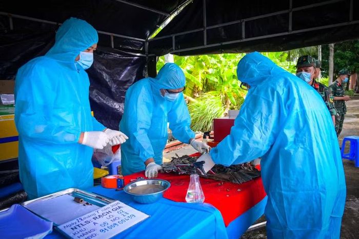 Đội lấy mẫu tiến hành thực hiện nhiệm vụ lấy mẫu hài cốt liệt sĩ chưa xác định được thông tin để phục vụ giám định ADN.