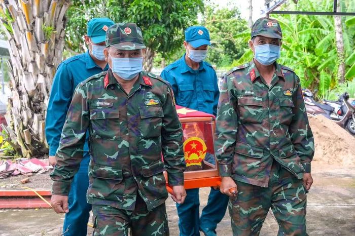 Không khí làm việc diễn ra khẩn trương nhưng vẫn giữ trọn sự trang nghiêm.
