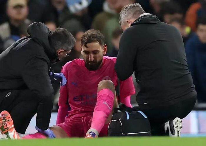 Thủ môn Gianluigi Donnarumma được điều trị y tế trong trận đấu của Man City với Leeds tại Ngoại hạng Anh mùa 2025-2026. Ảnh: EPA.