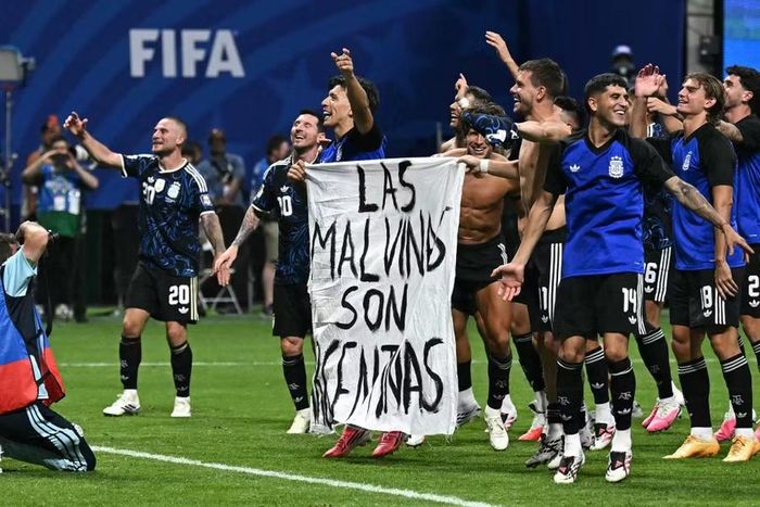 Các cầu thủ Argentina giương biểu ngữ “Quần đảo Malvinas thuộc về Argentina” sau chiến thắng trước tuyển Anh ở bán kết World Cup 2026. Ảnh: AFP.