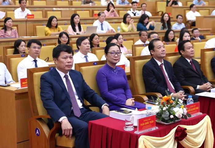 Bà Nguyễn Thị Quyên Thanh - Thứ trưởng Bộ GD&amp;ĐT (hàng đầu, thứ hai từ trái qua) tham dự buổi lễ. Ảnh: Đinh Chiến.
