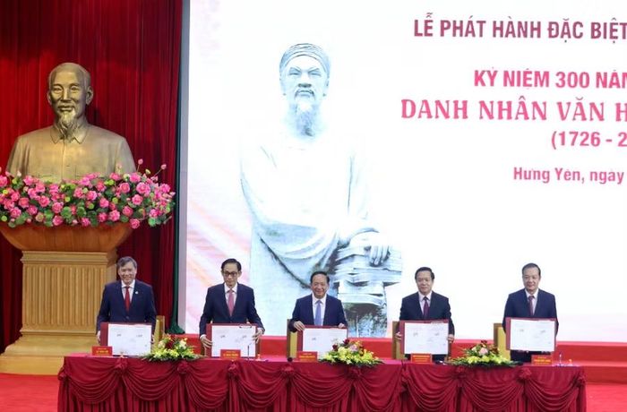 Các đại biểu thực hiện nghi thức ký Bìa phát hành đặc biệt bộ tem và đóng dấu lưu niệm. Ảnh: Đinh Chiến.