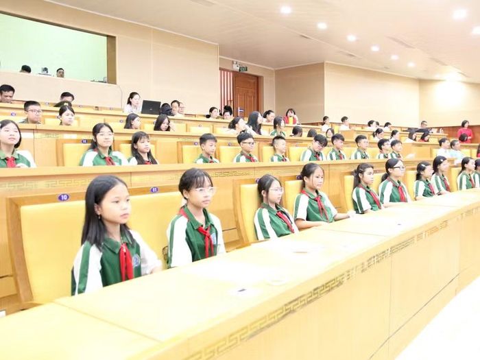 Hội thảo thu hút đông đảo học sinh các trường học trên địa bàn tỉnh Hưng Yên tham dự. Ảnh: Đinh Chiến.