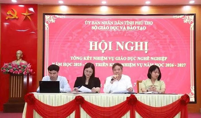 Ông Trần Minh Tuấn - Phó Giám đốc Sở GD&ĐT tỉnh Phú Thọ (thứ 2 từ phải sang) cùng các phòng chuyên môn điều hành thảo luận tại hội nghị.