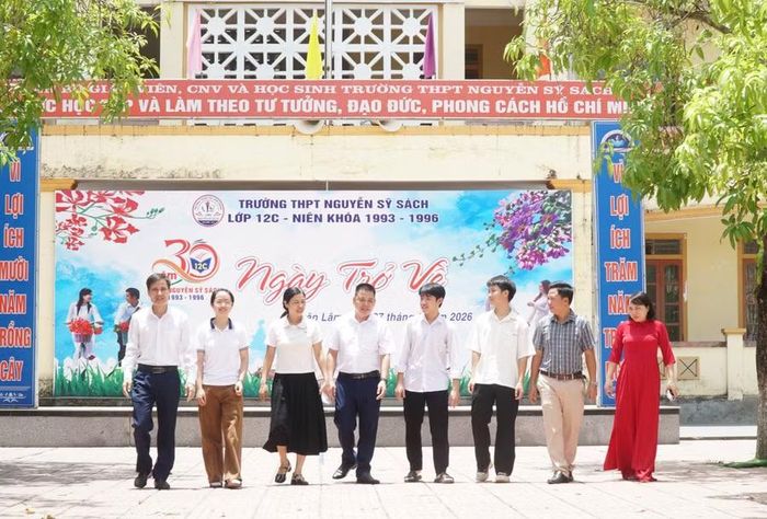 Ban giám hiệu, thầy cô giáo Trường THPT Nguyễn Sỹ Sách luôn đồng hành với học sinh trong học tập và rèn luyện. Ảnh: Hồ Lài
