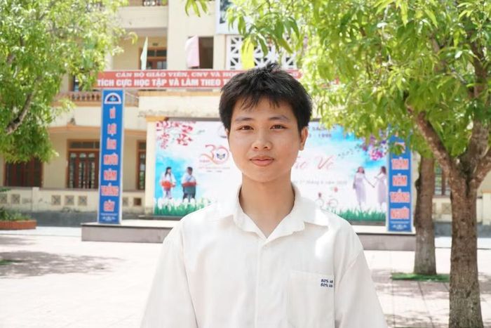Em Bạch Sỹ Duy - 1 trong 3 thủ khoa Kỳ thi tốt nghiệp THPT của tỉnh Nghệ An với 37,75 điểm. Ảnh: Hồ Lài