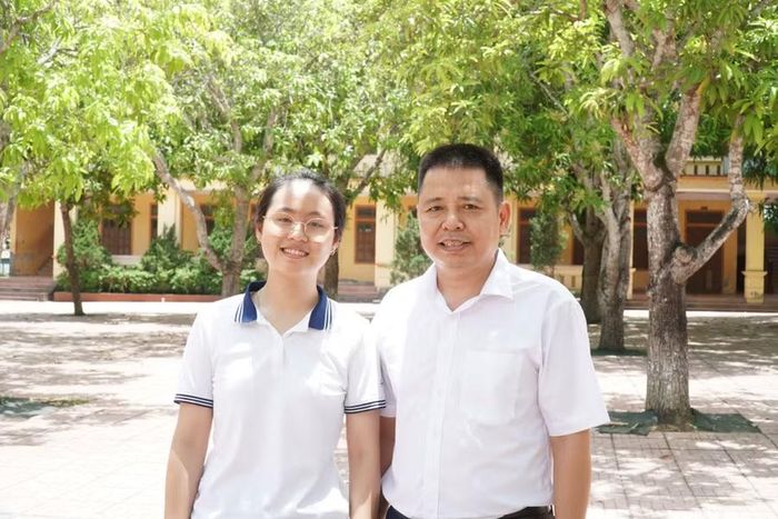 Em Nguyễn Thị Duyên (lớp 12C, Trường THPT Nguyễn Sỹ Sách) - á khoa Kỳ thi tốt nghiệp THPT năm 2026 tại Nghệ An và thầy giáo chủ nhiệm. Ảnh: Hồ Lài