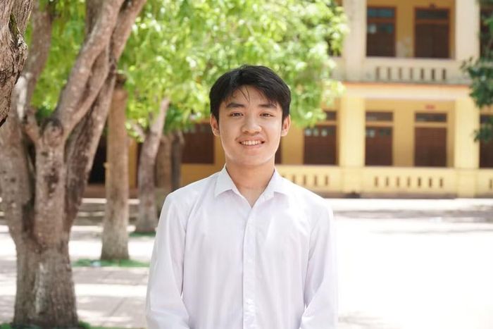 Em Nguyễn Trí Dũng (lớp 12A) vượt qua nghịch cảnh đạt ước mơ vào đại học. Ảnh: Hồ Lài