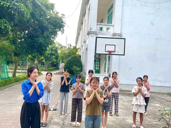 Không chỉ dạy văn hóa, các sinh viên tình nguyện còn gắn kết với trẻ bằng nhiều hoạt động phong phú.
