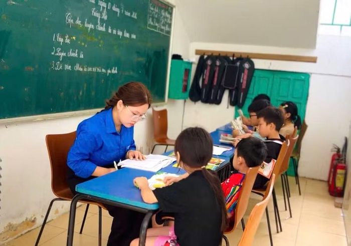 Sinh viên Bùi Thị Hồng Huệ trong một buổi dạy tình nguyện cho trẻ tại Trung tâm Bảo trợ Sao Mai.