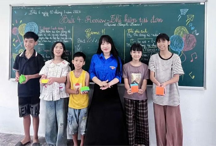 Sinh viên Phạm Thị Như Ý và các em nhỏ tại Trung tâm Bảo trợ Sao Mai.