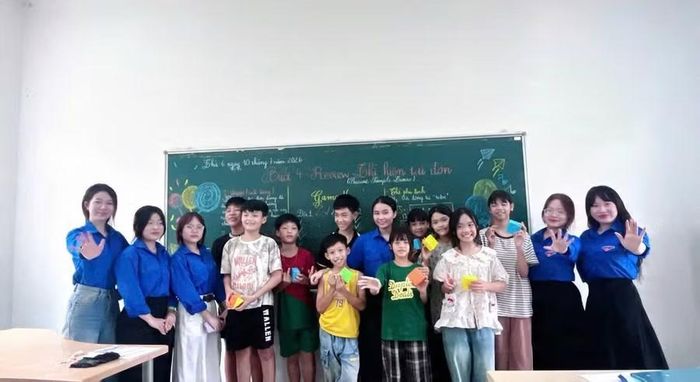 Đội sinh viên tình nguyện Trường ĐHSP Hà Nội 2 và trẻ tại Trung tâm Bảo trợ Sao Mai.