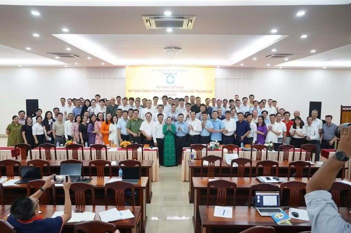 Các đại biểu và nhà báo chụp ảnh lưu niệm.