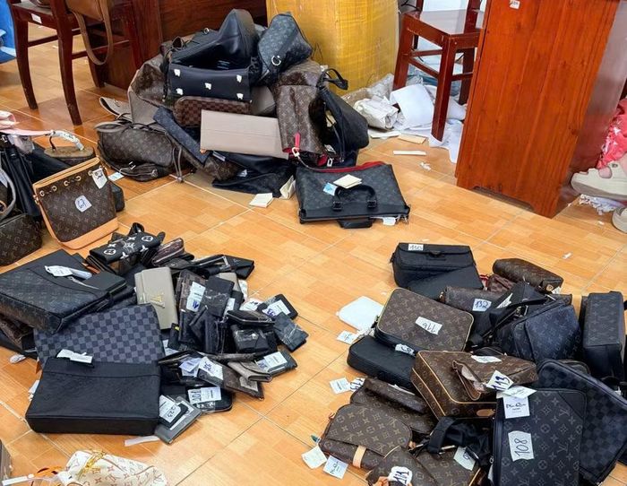 Một phần tang vật là hàng hóa giả mạo các nhãn hiệu nổi tiếng bị thu giữ phục vụ điều tra.