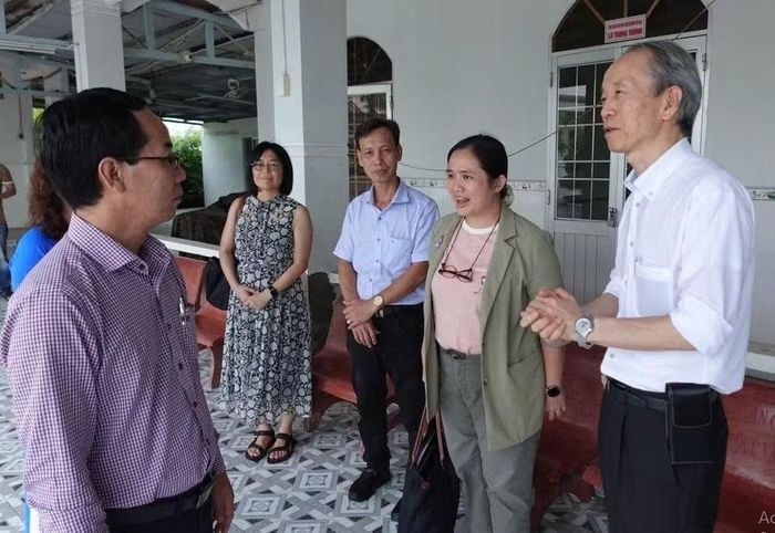 Ông Ono Masuo trao đổi với đại diện Sở GD&amp;ĐT Cà Mau.