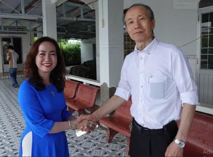 Ông Ono Masuo bắt tay Hiệu trưởng Trường Tiểu học Ngô Bình An.