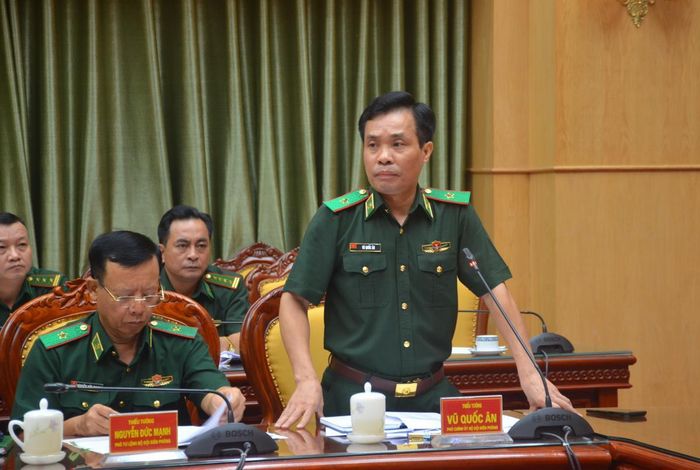 Thiếu tướng Vũ Quốc Ân, Phó Chính ủy Bộ đội Biên phòng phát biểu tại hội nghị. Ảnh: TK