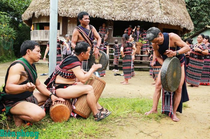 Đội cồng chiêng của thôn A Rớt, xã Tây Giang. Ảnh: Minh Ngọc