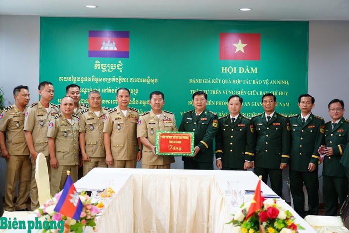 Lãnh đạo Ban Chỉ huy Bộ đội Biên phòng tỉnh An Giang trao quà lưu niệm tặng Cục Công an bảo vệ biên giới biển Campuchia. Ảnh: Tiến Vinh