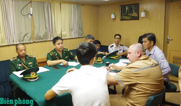 Cán bộ Đồn Biên phòng cửa khẩu cảng Nha Trang thực hiện thủ tục xuất, nhập cảnh cho thủy thủ đoàn. Ảnh: Văn Tân