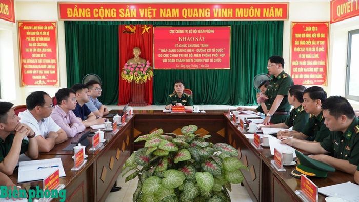 Các đại biểu tham gia ý kiến đóng góp tại buổi khảo sát địa điểm tổ chức Chương trình "Thắp sáng đường biên - Đường cờ Tổ quốc". Ảnh: Nông Văn Tuấn