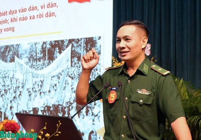 Thiếu tá Vũ Lý Huỳnh, Chính trị viên Đồn Biên phòng cửa khẩu cảng Vũng Rô, Bộ đội Biên phòng tỉnh Đắk Lắk, thành viên Đoàn Quân ủy Trung ương tham gia phần thi tại Hội thi Báo cáo viên, tuyên truyền viên giỏi năm 2026 khu vực II. Ảnh: Nhân vật cung cấp