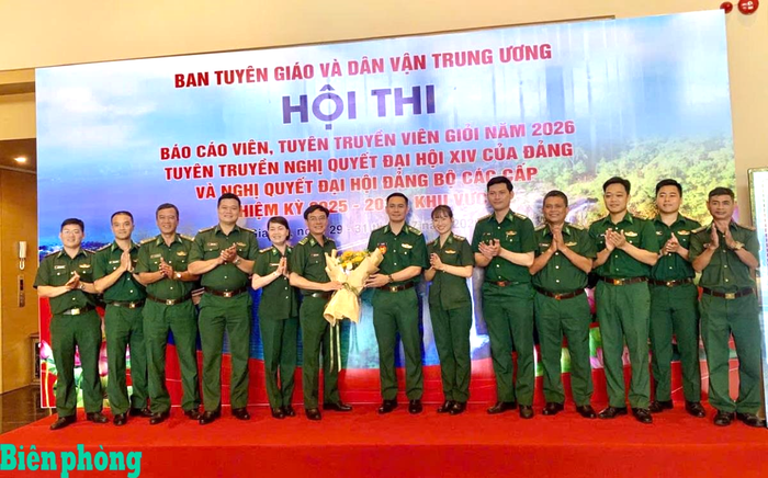 Đại diện Đồn Biên phòng cửa khẩu cảng Quy Nhơn, Ban Chỉ huy Bộ đội Biên phòng tỉnh Gia Lai tặng hoa chúc mừng Thiếu tá Vũ Lý Huỳnh sau khi hoàn thành phần thi tại Hội thi Báo cáo viên, tuyên truyền viên giỏi năm 2026 khu vực II. Ảnh: Nguyễn Giang