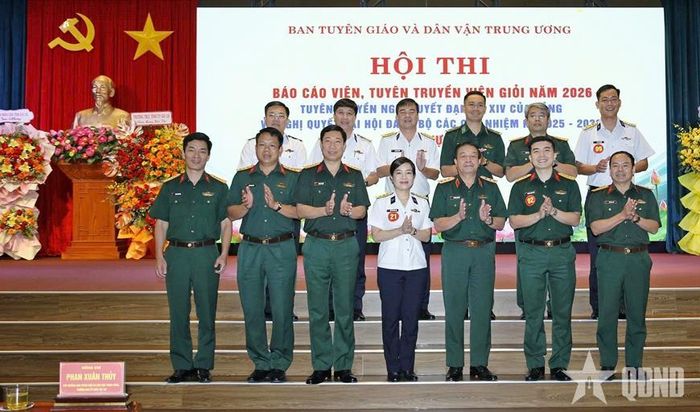 Thượng tướng Trương Thiên Tô và đoàn báo cáo viên, tuyên truyền viên của Quân ủy Trung ương. Ảnh: qdnd.vn