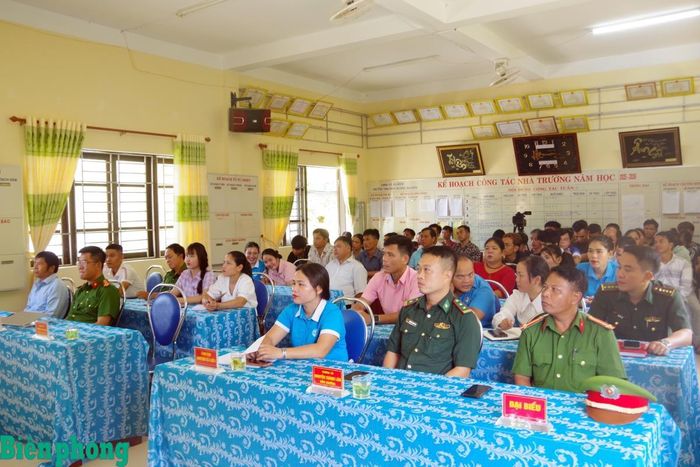Cán bộ và nhân dân xã A Lưới 5 tham dự buổi tuyên truyền. Ảnh: Viết Toàn.